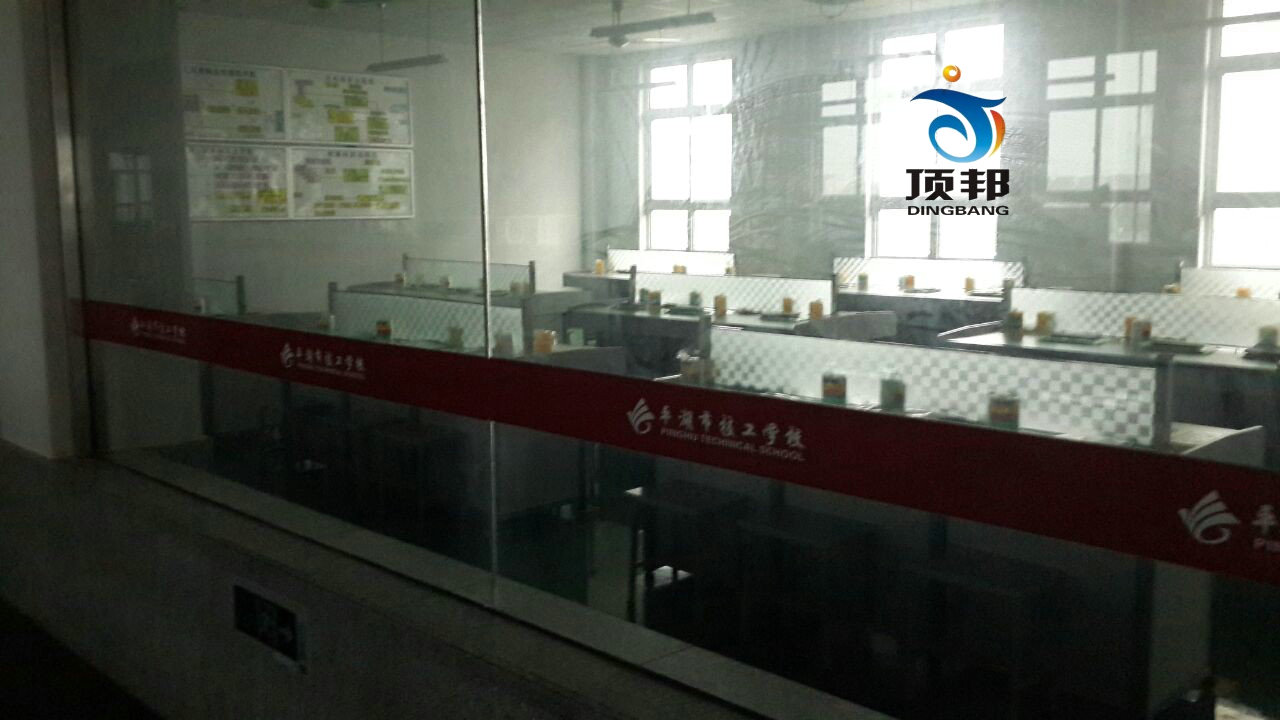 手工财会模拟实验室(铝木结构)(图9) 平湖市技工学校财会实验室