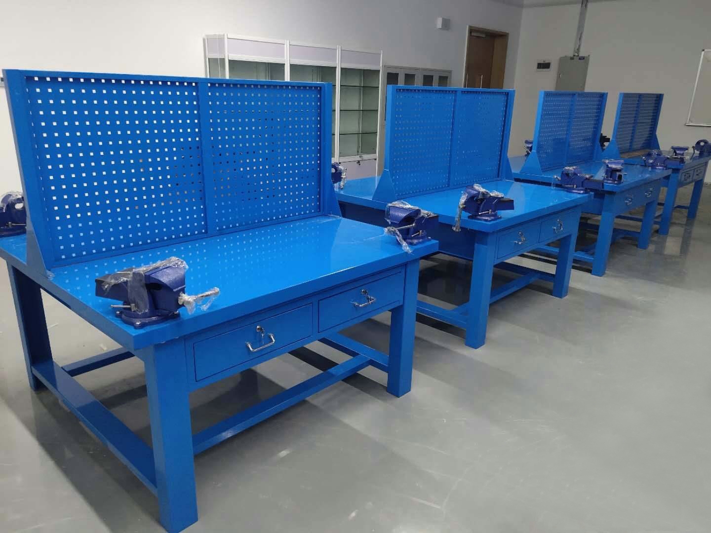 钳工工作台(图3) 钳工工作台