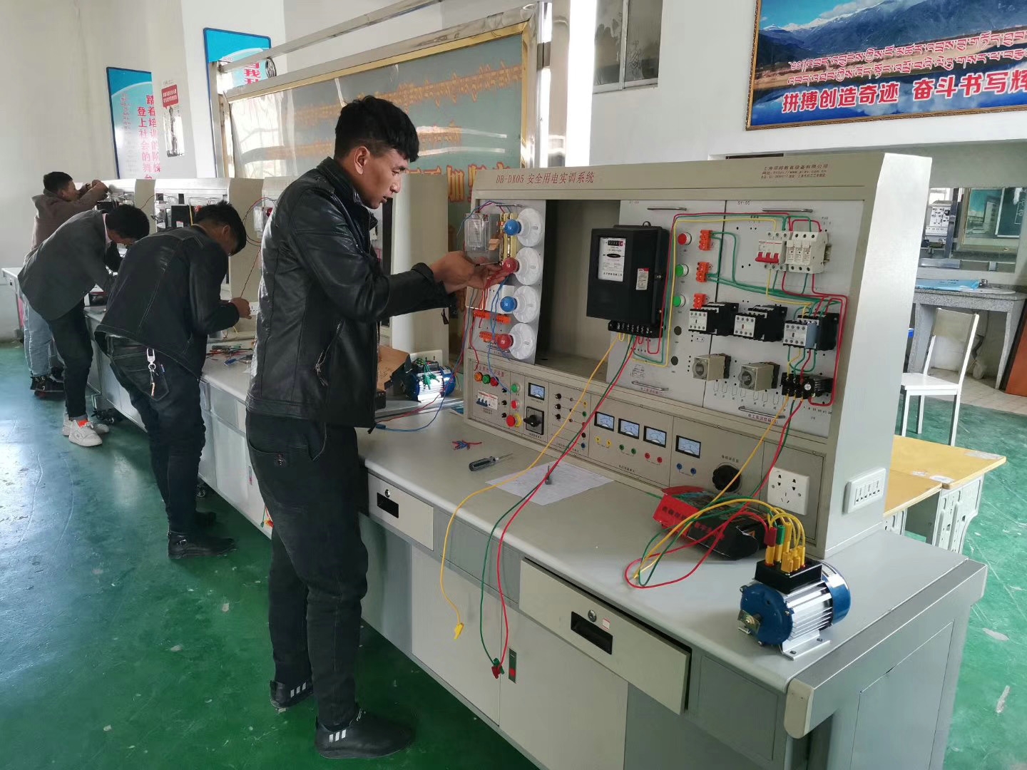 日喀则市公共职业技能服务中心安全用电实训装置(图1)